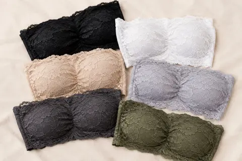 Six soutiens-gorge bandeau en dentelle florale, disposés sur un fond crème dans leurs différents coloris