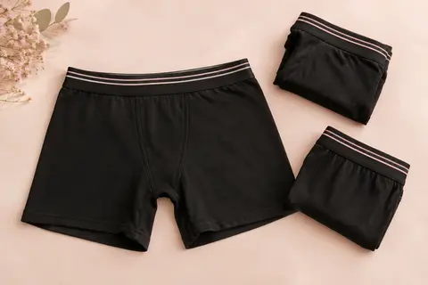 Trois boxers femme noirs en coton extensible, à jambes mi-longues et large ceinture élastique.