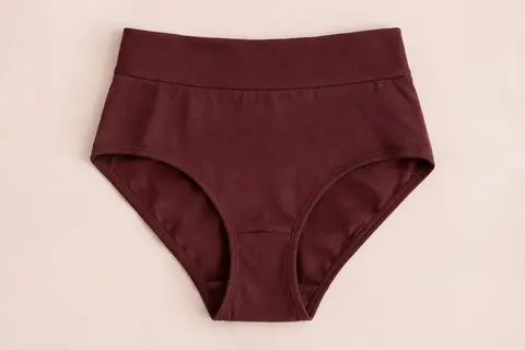 Culotte taille haute Innersy en coton, présentée à plat sur un fond crème doux