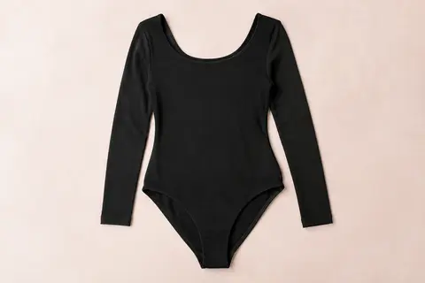 Body noir à manches longues en coton extensible, présenté à plat sur un fond crème doux.
