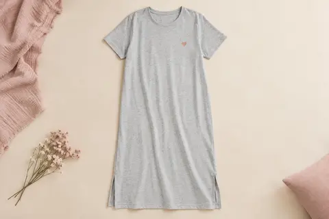 Chemise de nuit longue gris clair en coton, à manches courtes, col rond et motif cœur sur la poitrine.