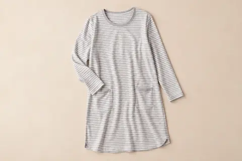 Chemise de nuit mi-longue grise et blanche à rayures, avec manches longues, col rond et poches
