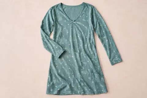 Chemise de nuit en jersey vert bleuté à manches longues, avec col V et imprimé cœur