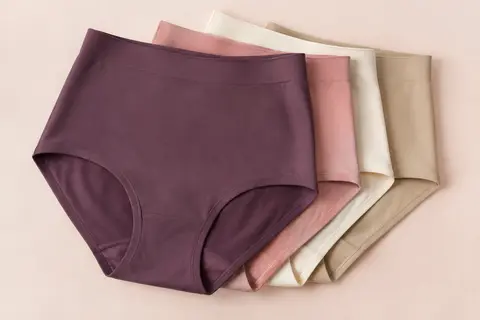 Culotte taille haute sans couture en matière extensible, présentée sur un fond crème doux.
