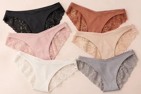 Lot de six culottes en coton aux coloris variés, avec taille en V et dos entièrement en dentelle.